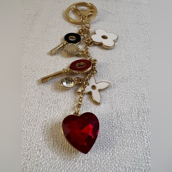 Gold-tone keychain bag charm floral design and key accents - Picture 3 of 9